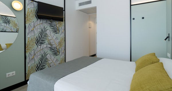 medplaya-hotel-calypso-family-superior-room-with-balcony-01_11410