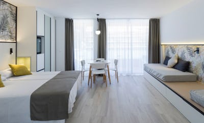 Family Superior Room with balcony ( 2 adults + 3 children )