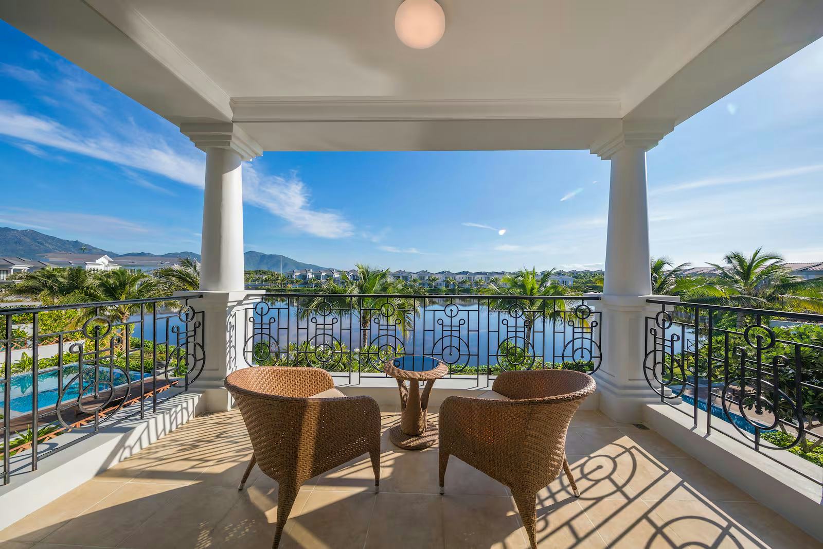 melia-vinpearl-cam-ranh-beach-resort-phu-quoc-vietnam-4-bedroom-villa-lake-view-with-private-pool-04_12817