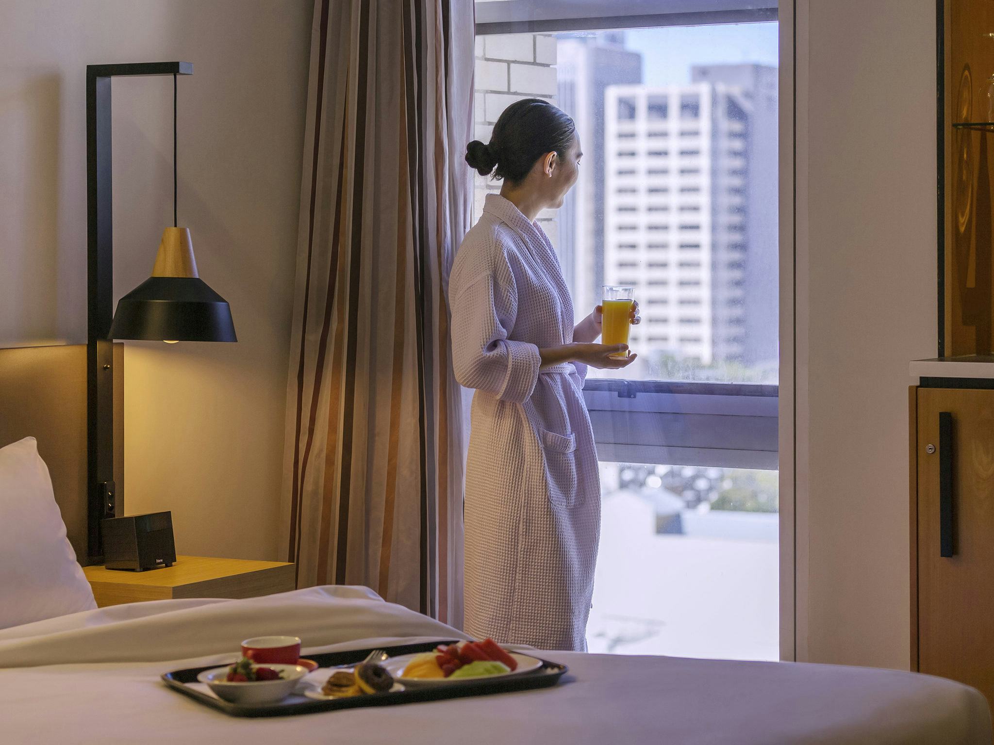 mercure-brisbane-king-george-square-australia-deluxe-corner-room-1-queen-bed-01_1064