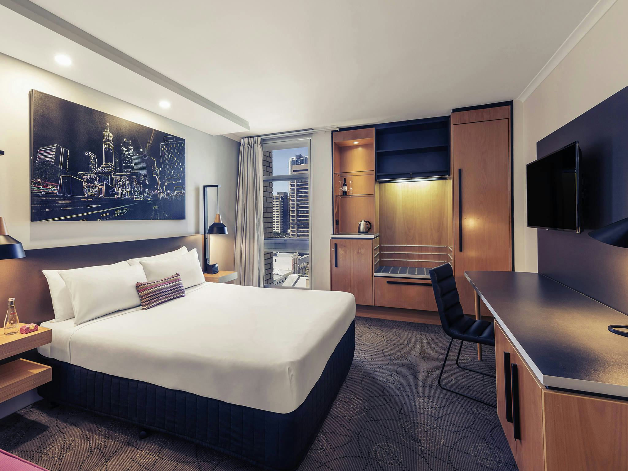 mercure-brisbane-king-george-square-australia-privelege-room-1-queen-bed-01_1064