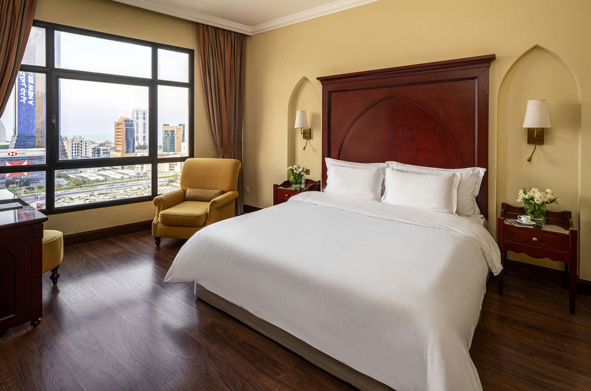 mercure-grand-hotel-seef-bahrain-deluxe-one-bedroom-suite-with-king-size-bed-and-balcony_8957
