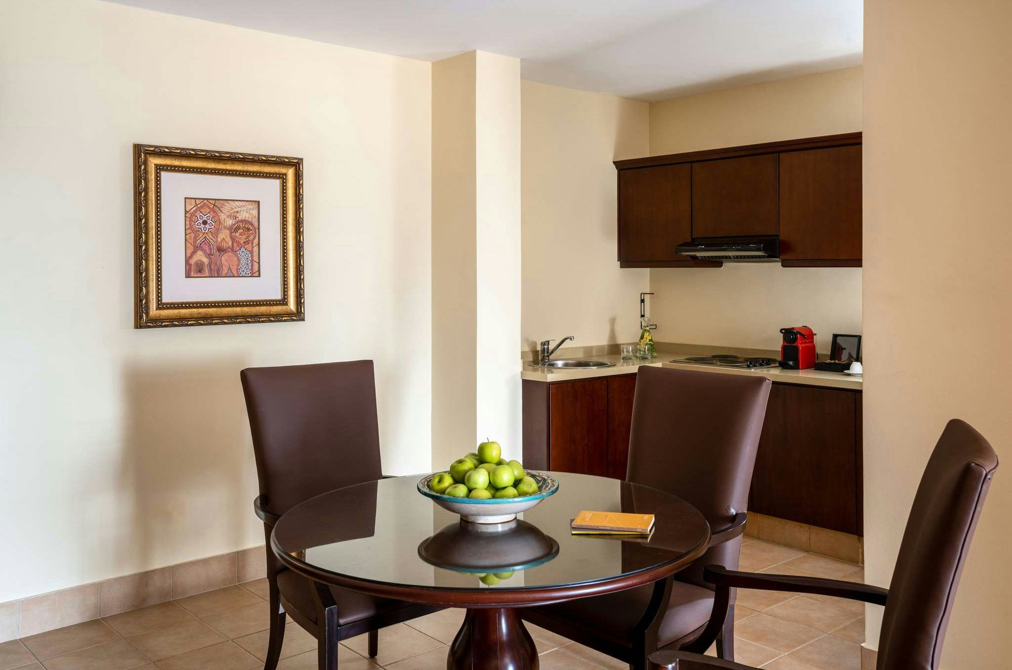 mercure-grand-hotel-seef-bahrain-privilege-suite-with-1-king-size-bed_8957