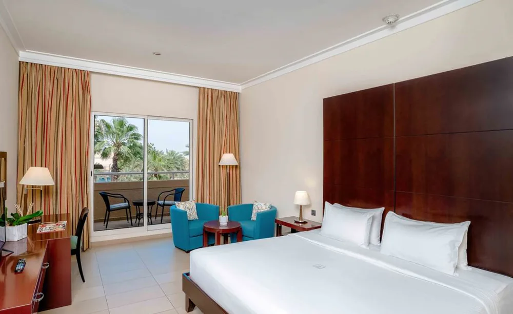 metropolitan-al-mafraq-hotel-abu-dhabi-deluxe-king-poolview_6877