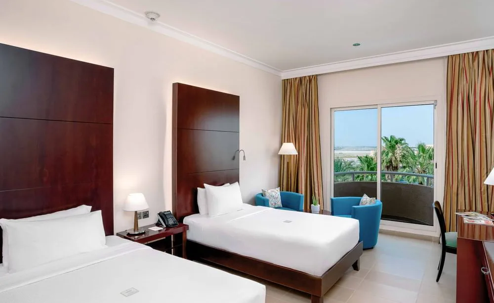 metropolitan-al-mafraq-hotel-abu-dhabi-deluxe-twin-poolview_6877