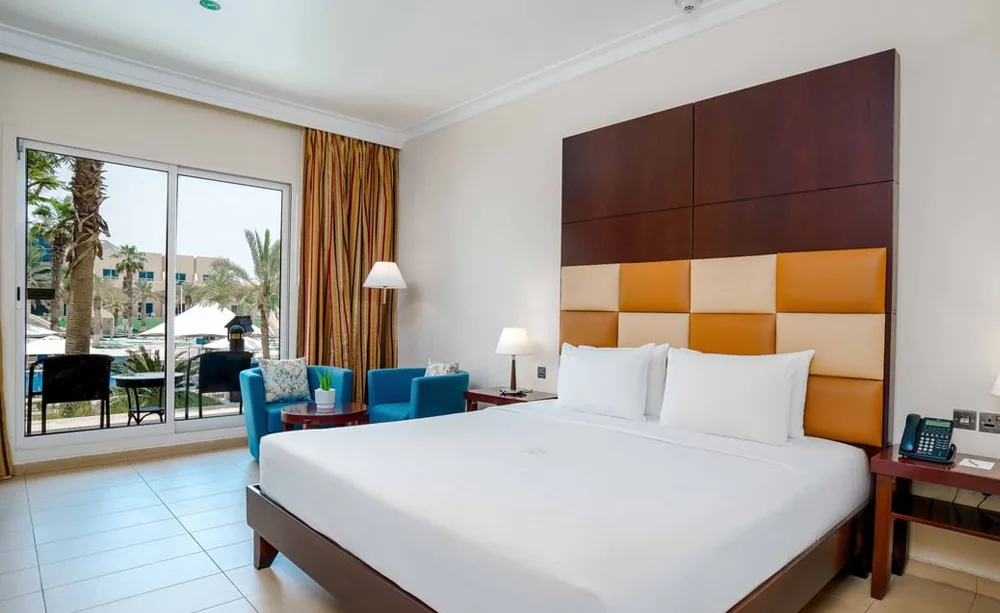 metropolitan-al-mafraq-hotel-abu-dhabi-terrace-king-pool-access_6877