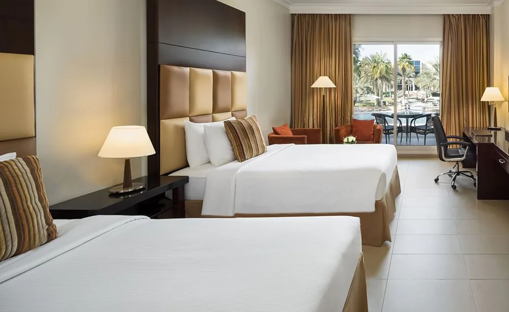 metropolitan-al-mafraq-hotel-abu-dhabi-terrace-twin-pool-access_6877