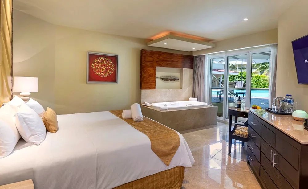 Swim Up Suite