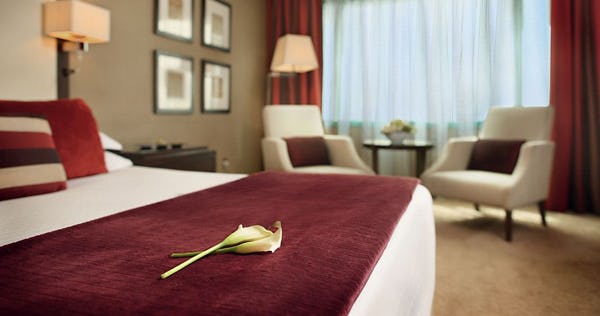 movenpick-grand-al-bustan-dubai-executive-room-with-1-king-size-bed-pool_3134