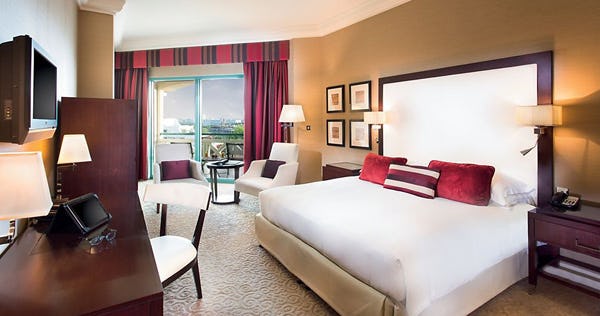 movenpick-grand-al-bustan-dubai-premium-executive-room-with-1-king-size-bed-pool-view_3134