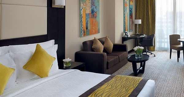 movenpick-hotel-jumeirah-lakes-towers-dubai-premium-king_3157