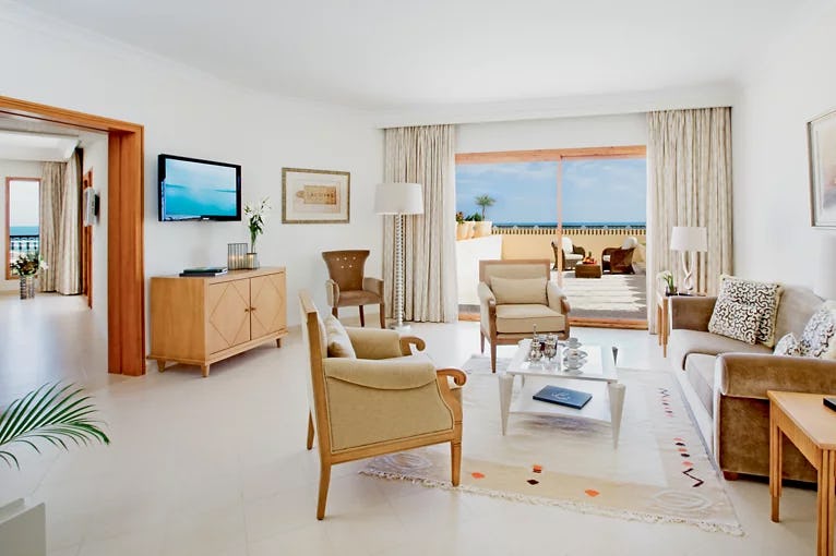 movenpick-resort-and-marine-spa-tunisia-suite-terrace-sea-view-01_12475