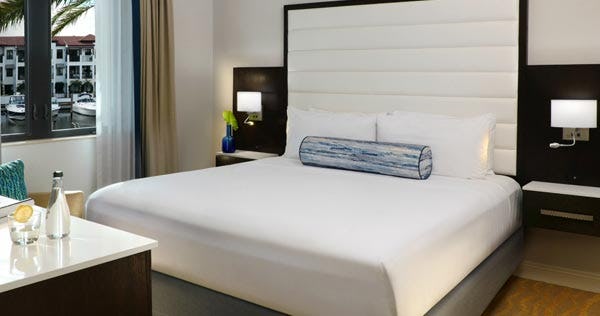 naples-bay-resort-and-marina-one-bedroom-suite-01_8606