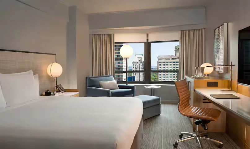 new-york-hilton-midtown-executive-suite-1-king-bed_832