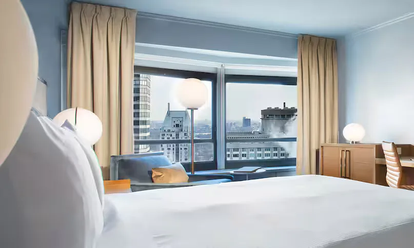 new-york-hilton-midtown-skyline-room-one-king-bed_832