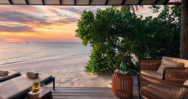 nh-collection-maldives-havodda-resort-sunset-beach-villa-01_12343