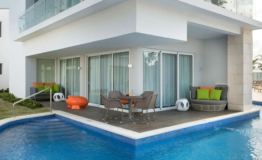 nickelodeon-hotels-and-resorts-punta-cana-by-karisma-swank-wraparound-swim-up-suite_13464