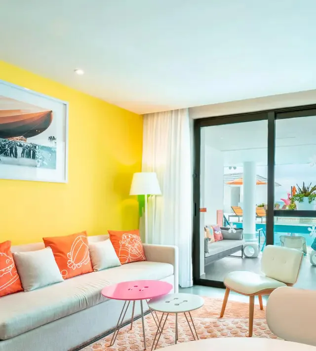 nickelodeon-resort-riviera-maya-mexico-swim-up-oceanfront-pool-deck-level-king-suite-01_13465