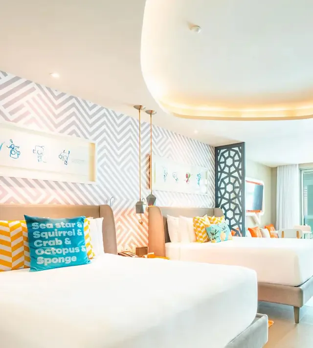 nickelodeon-resort-riviera-maya-mexico-swim-up-oceanfront-pool-deck-level-queen-suite-01_13465