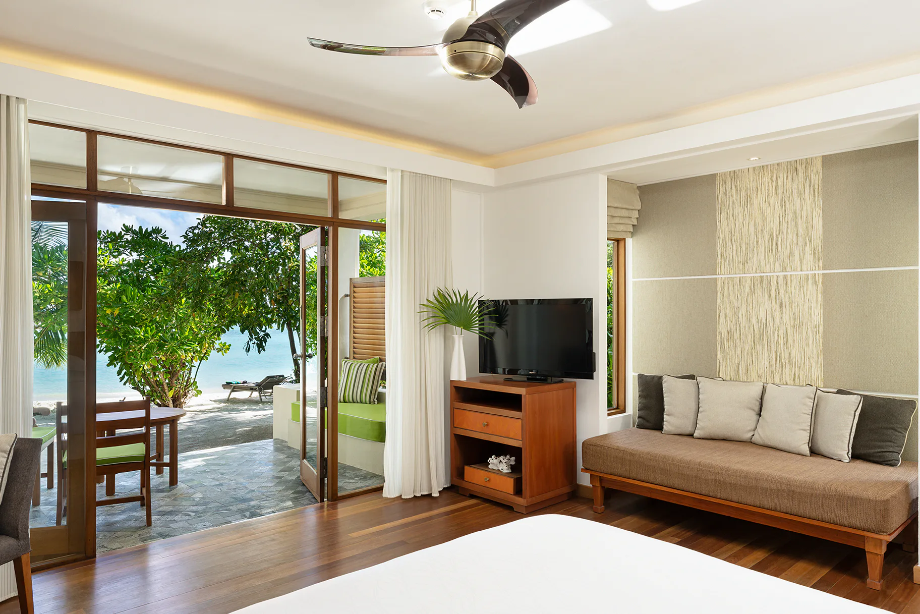 niva-kurumba-maldives-beachfront-deluxe-bungalow-01_13696