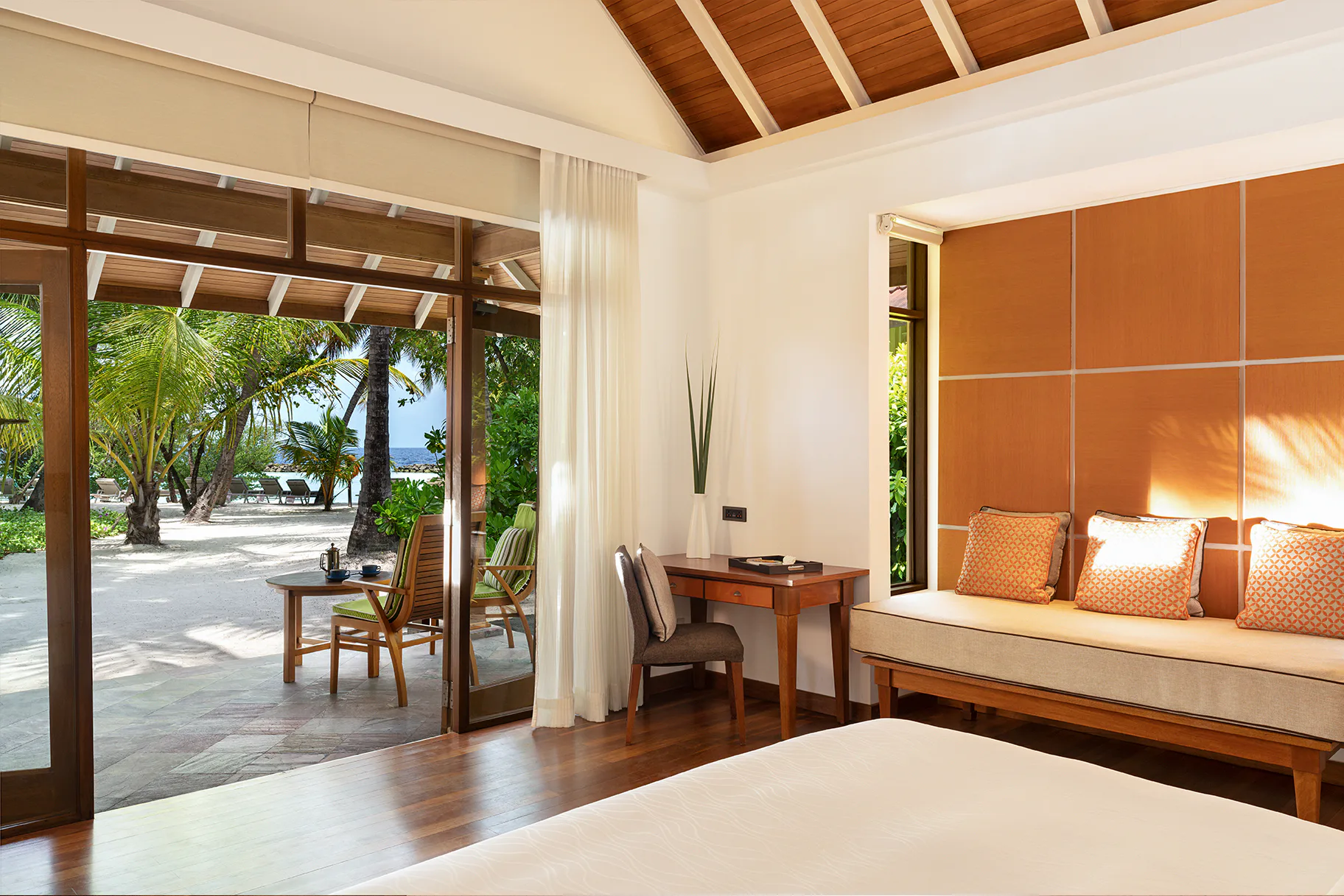 niva-kurumba-maldives-deluxe-bungalow-01_13696