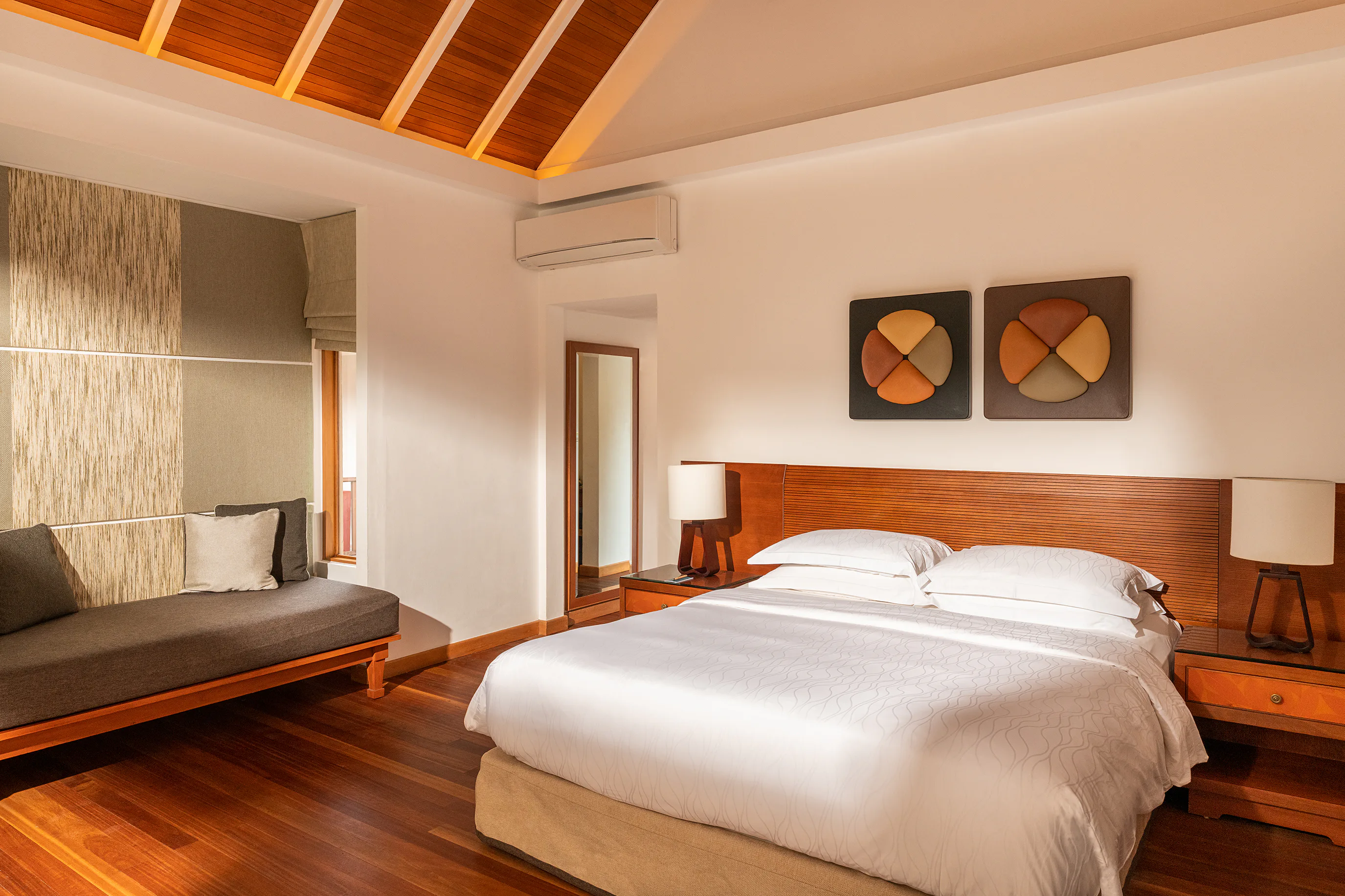 niva-kurumba-maldives-superior-room-01_13696