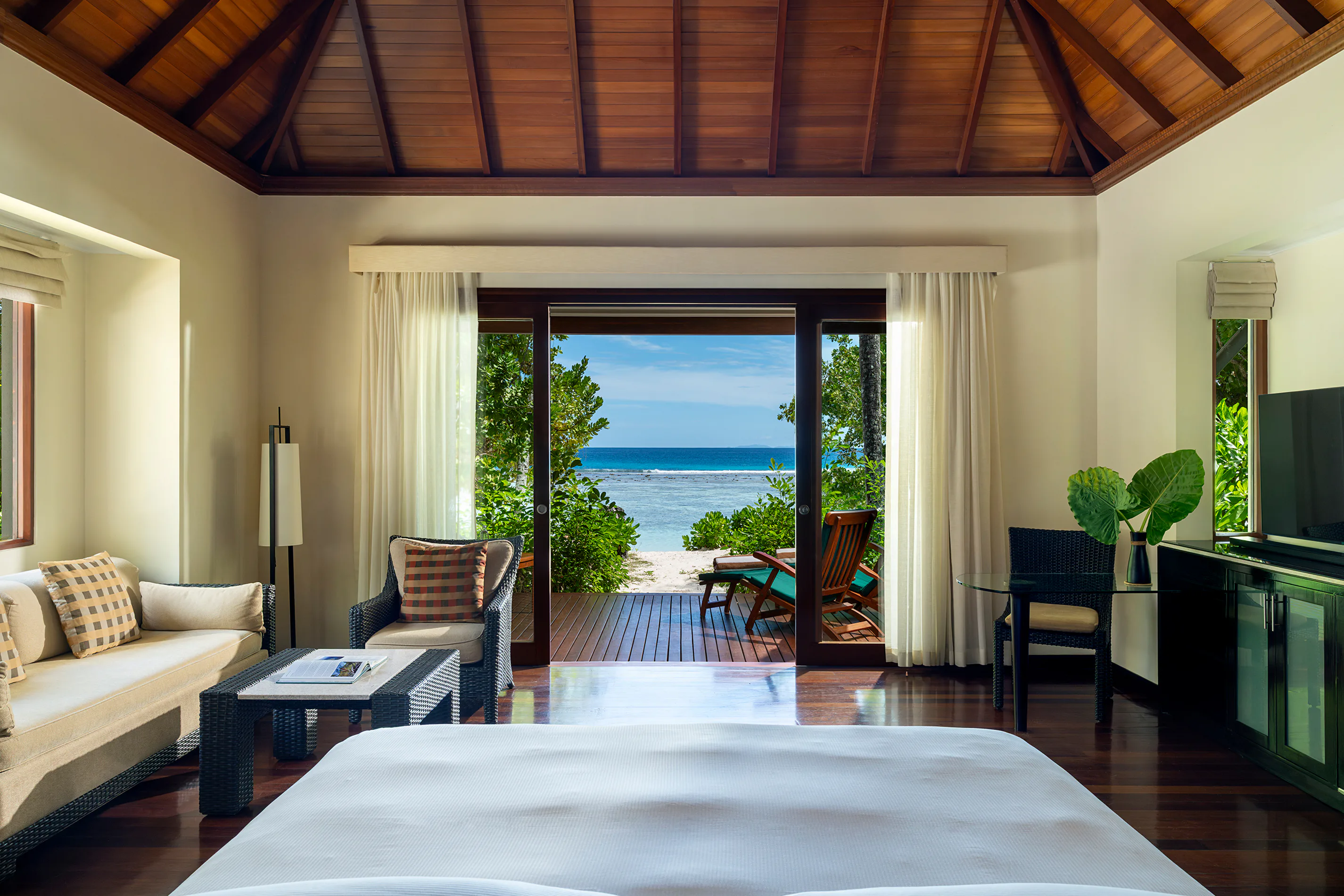 niva-labriz-seychelles-beach-villa-with-garden-plunge-Pool-01_13720