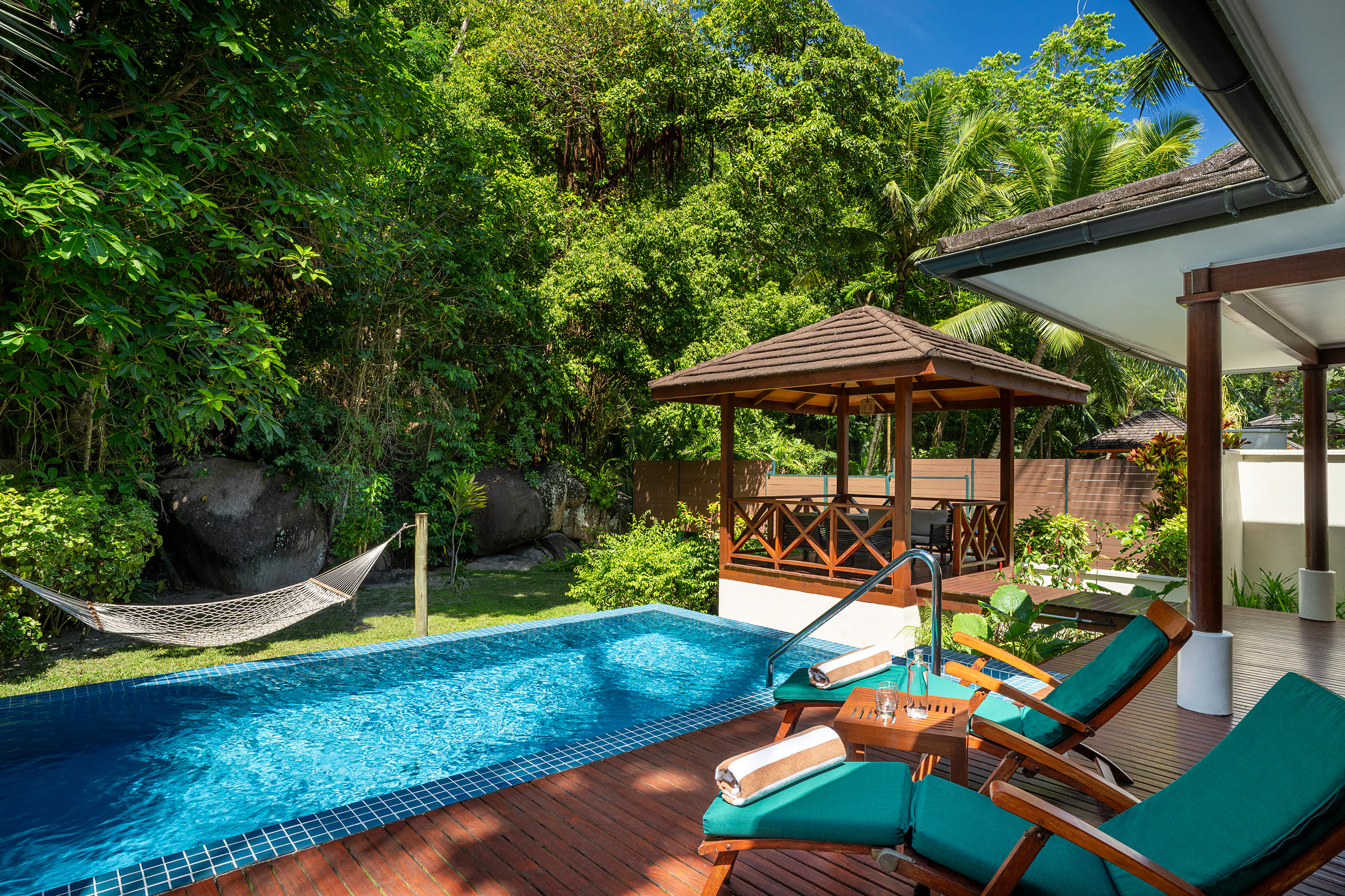 niva-labriz-seychelles-jungle-santuary-pool-villa-01_13720