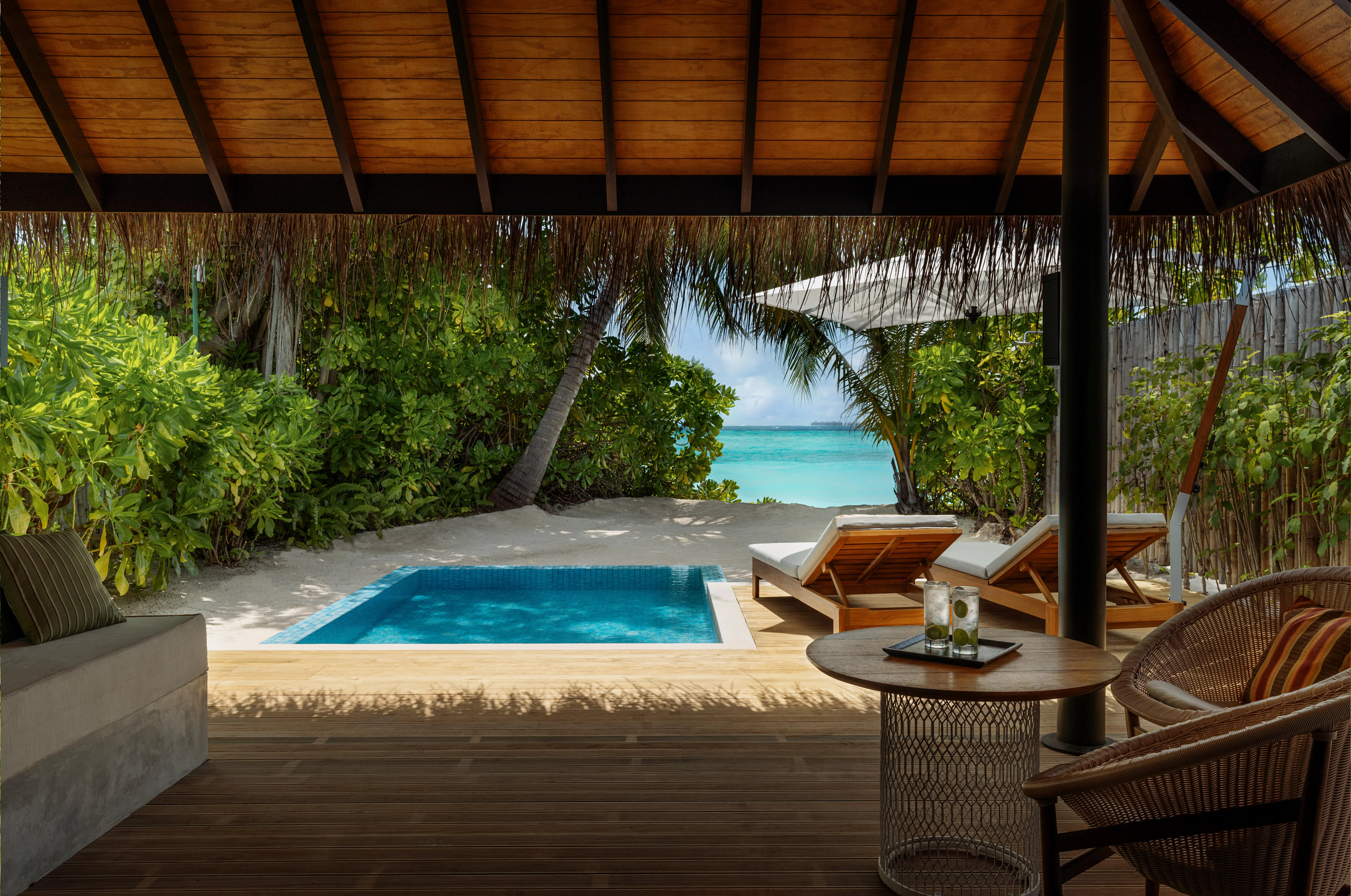 niva-velassaru-maldives-beach-villa-with-pool-01_13697
