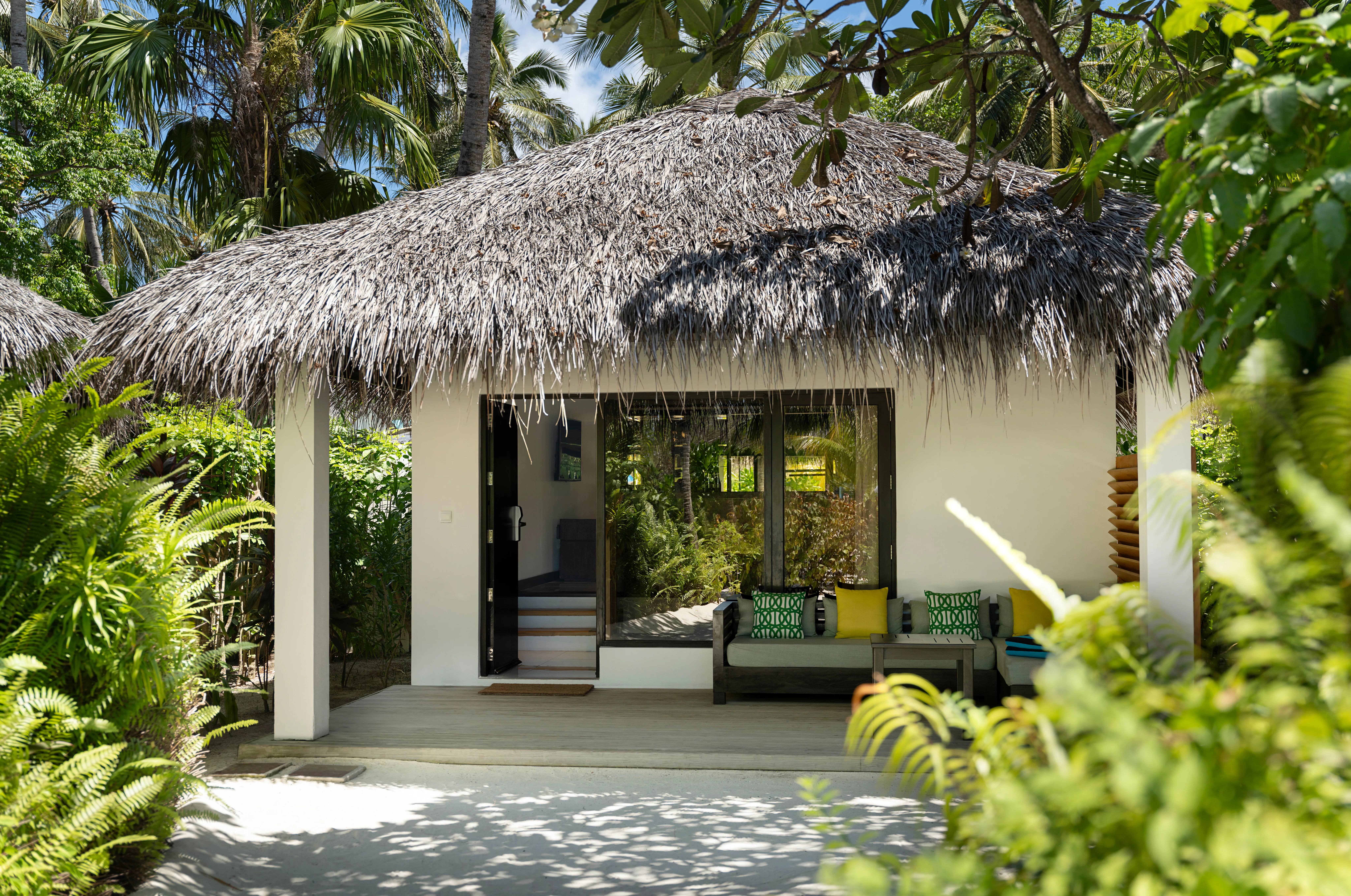 niva-velassaru-maldives-deluxe-villa-01_13697