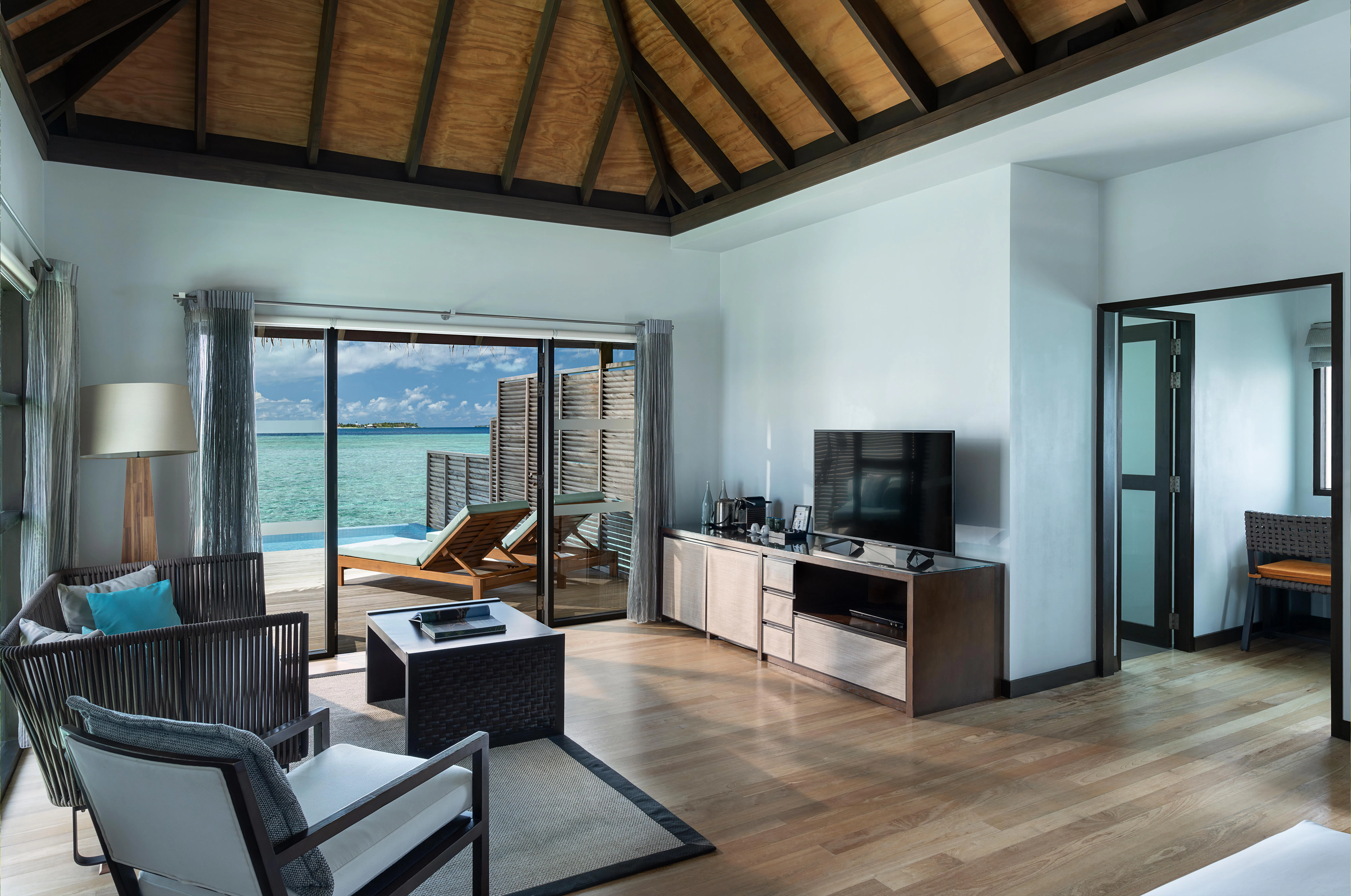 niva-velassaru-maldives-water-bungalow-with-pool-01_13697