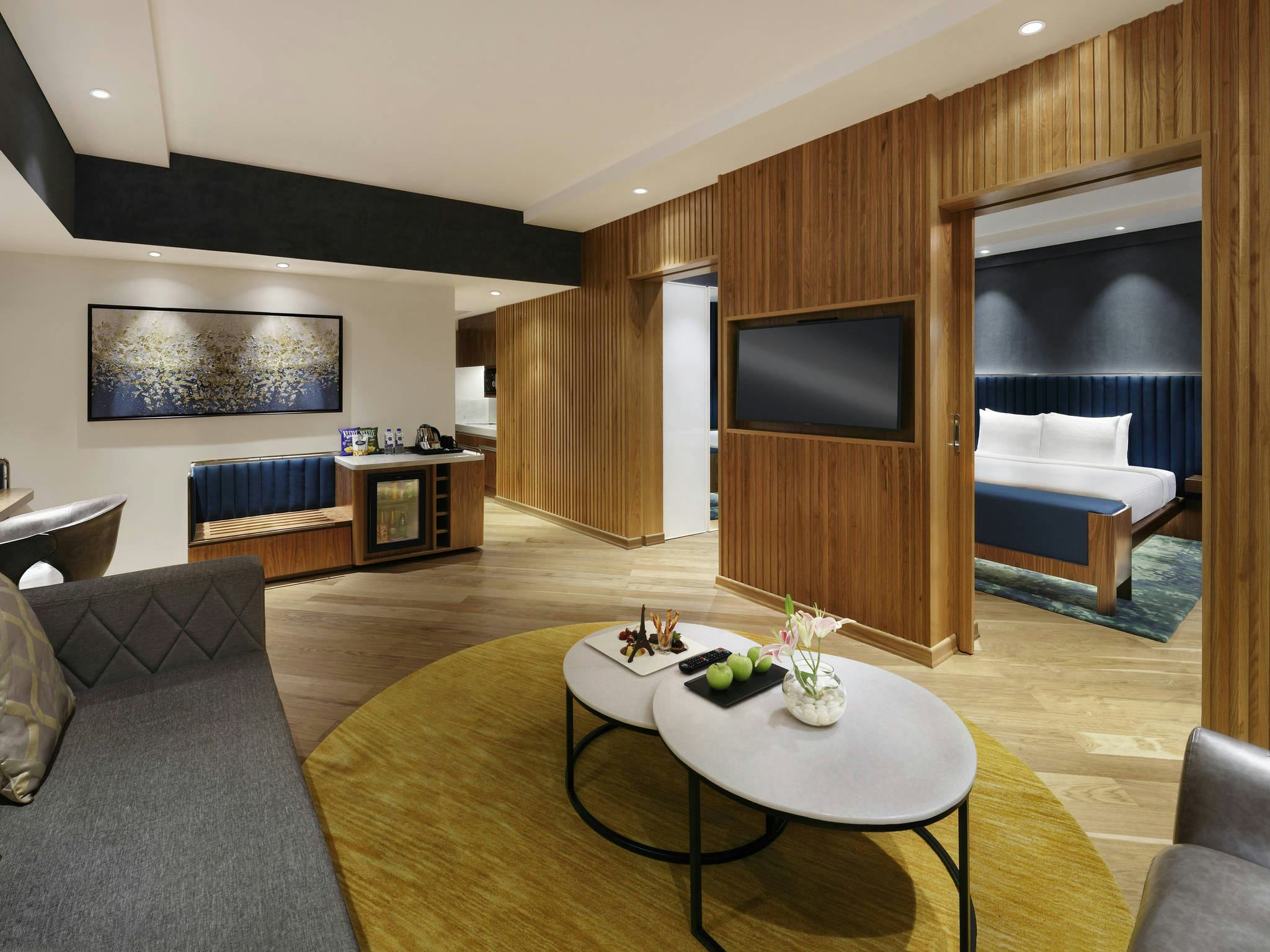 Executive Suite King Bed City View