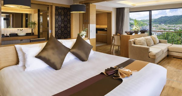 novotel-phuket-kata-avista-resort-and-spa-family-suite-87sqm-sea-view-living-area-balcony-1-king-bed-01_2766