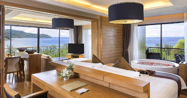 novotel-phuket-kata-avista-resort-and-spa-family-suite-87sqm-sea-view-living-area-balcony-1-king-bed-02_2766