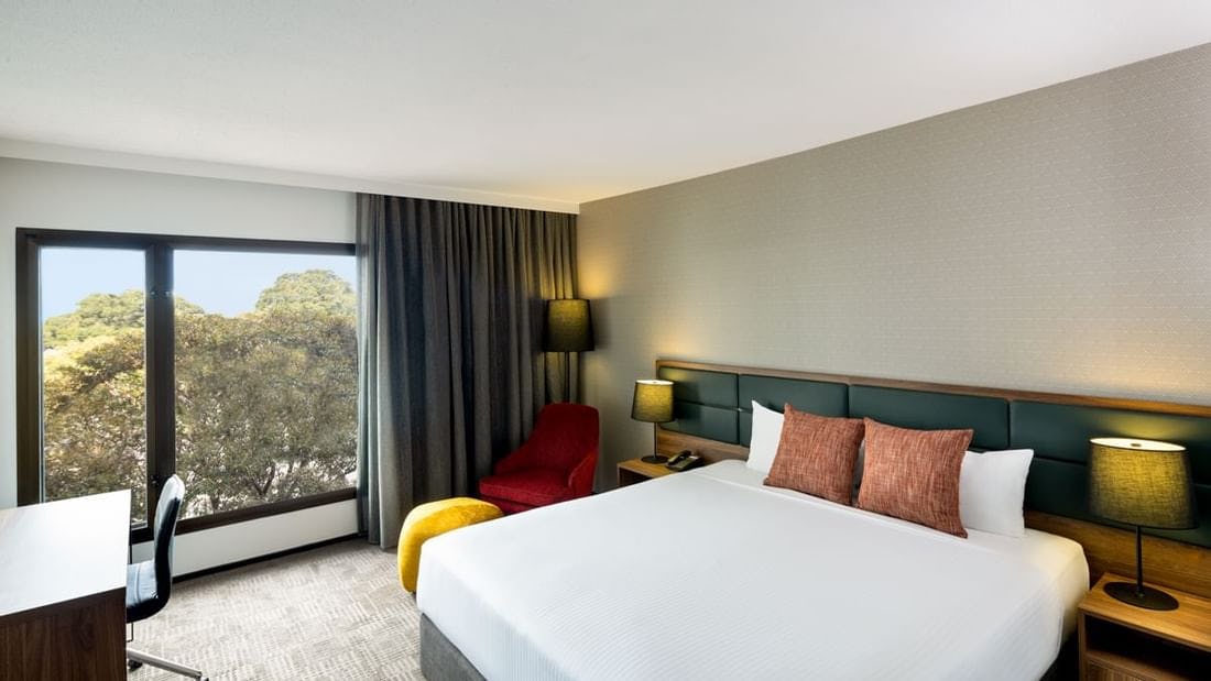 novotel-sydney-international-airport-australia-deluxe-room-01_1124