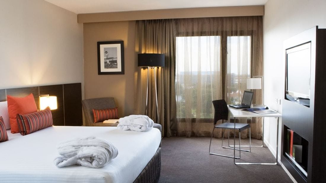 novotel-sydney-international-airport-australia-executive-room-01_1124