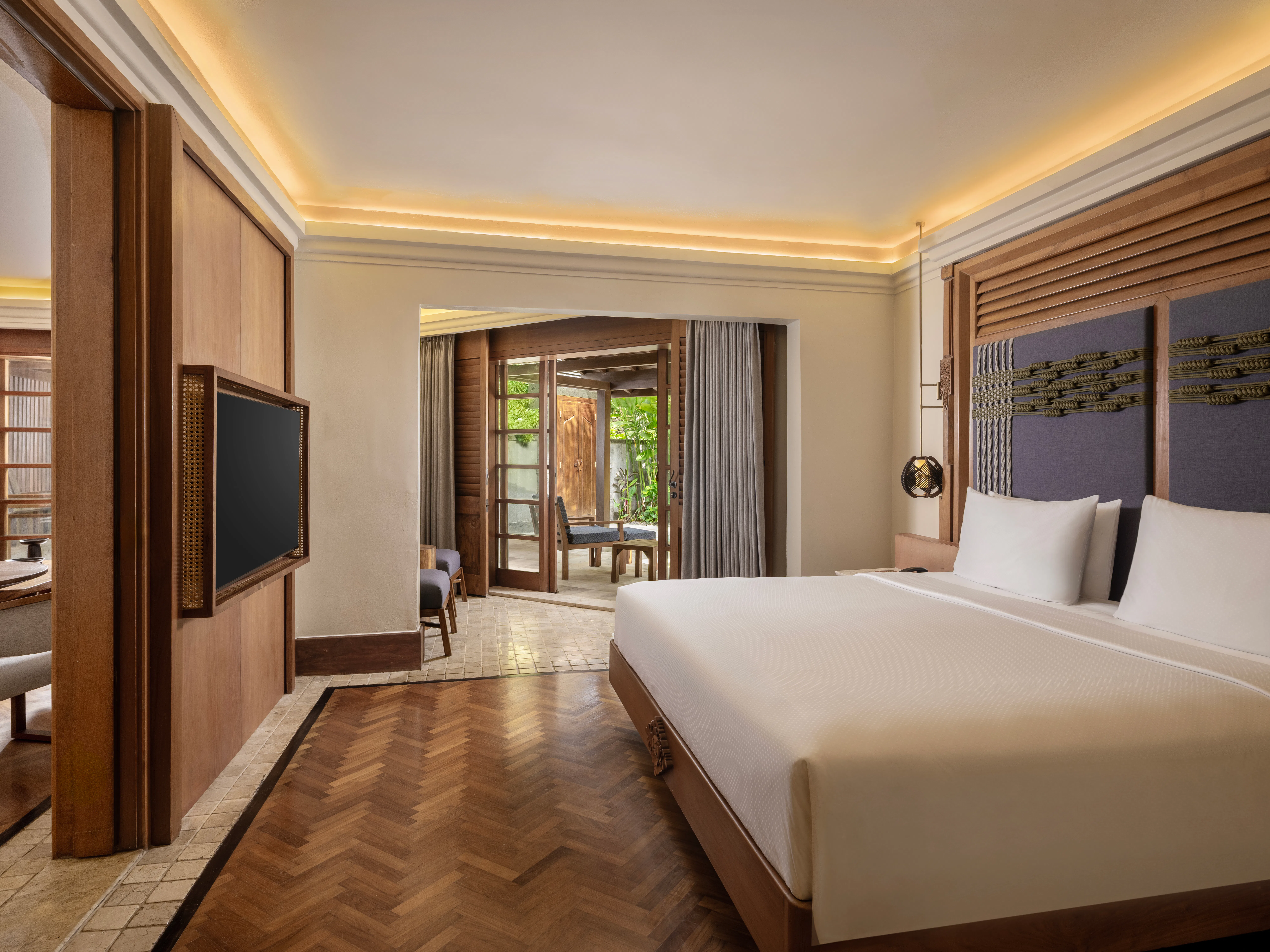 nusa-dua-beach-hotel-and-spa-bali-batur-suite-with-1-king-size-bed-and-2-single-bed-01_347