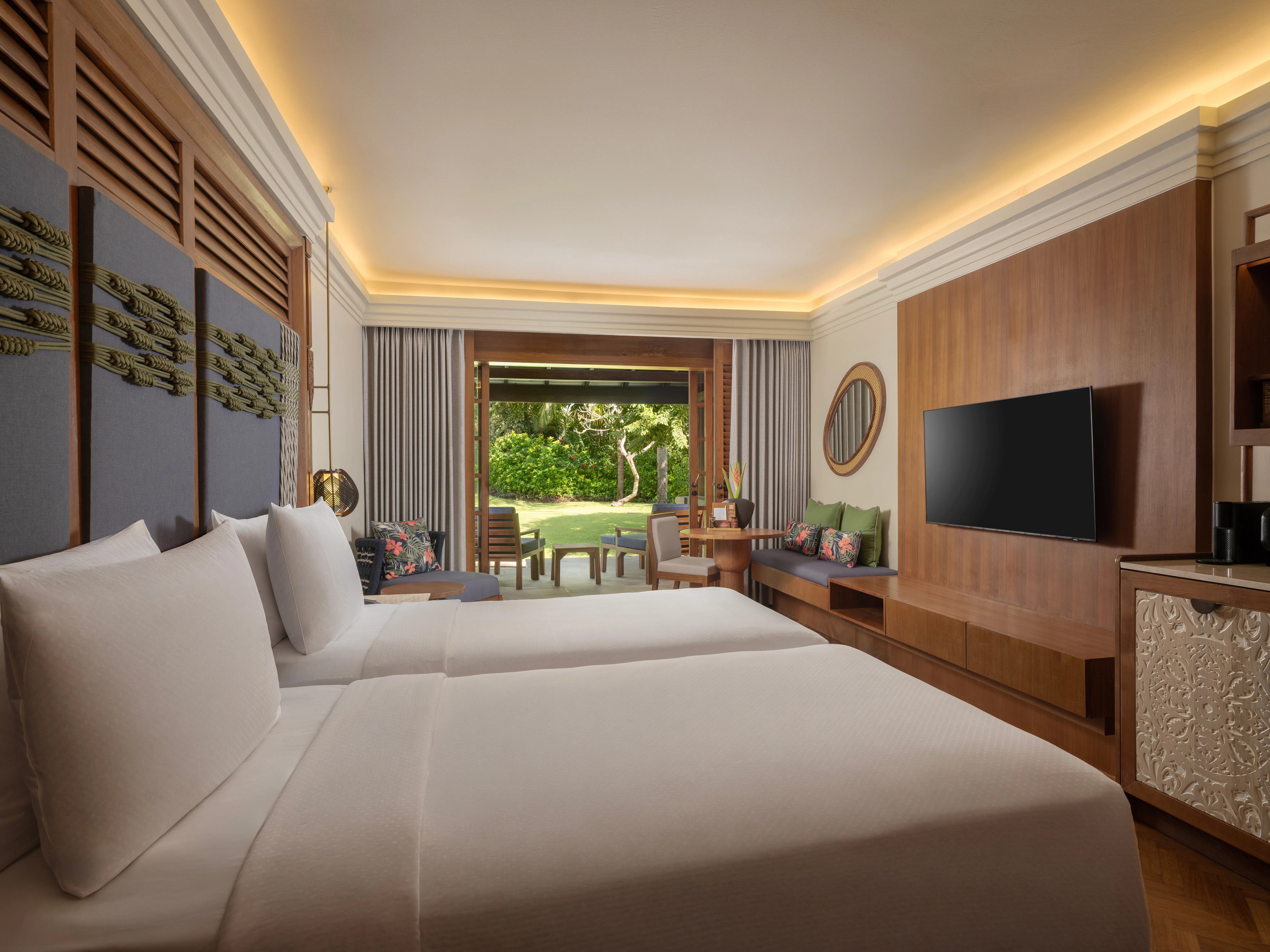 nusa-dua-beach-hotel-and-spa-bali-batur-suite-with-1-king-size-bed-and-2-single-bed-02_347