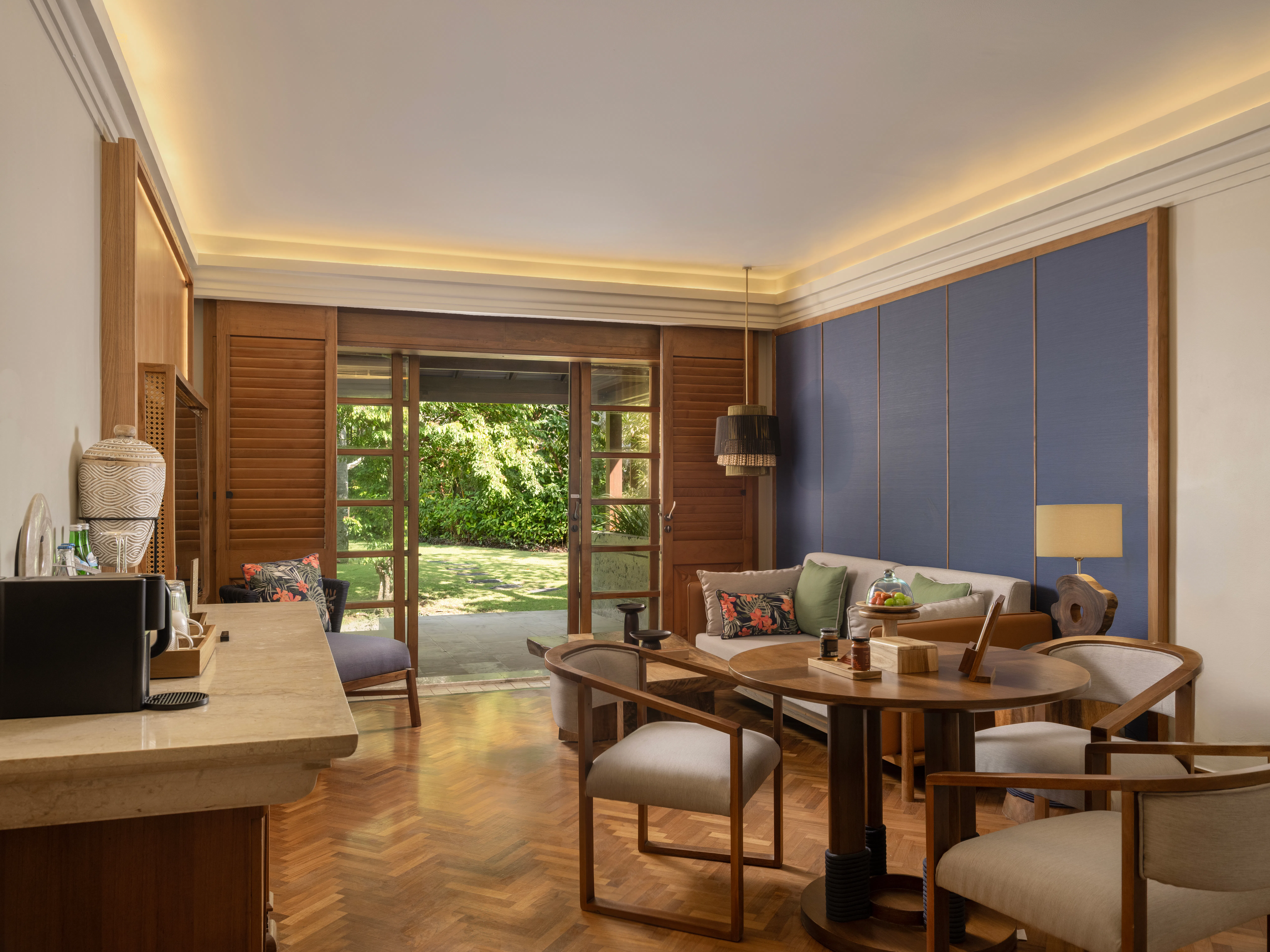 nusa-dua-beach-hotel-and-spa-bali-batur-suite-with-1-king-size-bed-and-2-single-bed-03_347