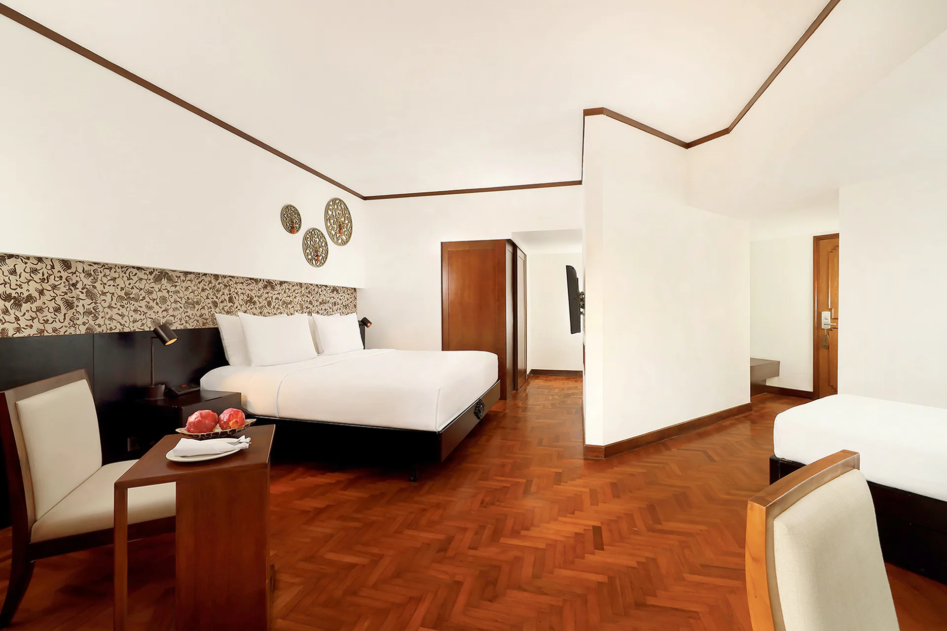 Family Room with 1 king-size bed and 1 single bed