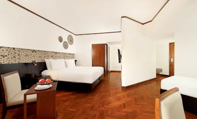 Family Room with 1 king-size bed and 1 single bed