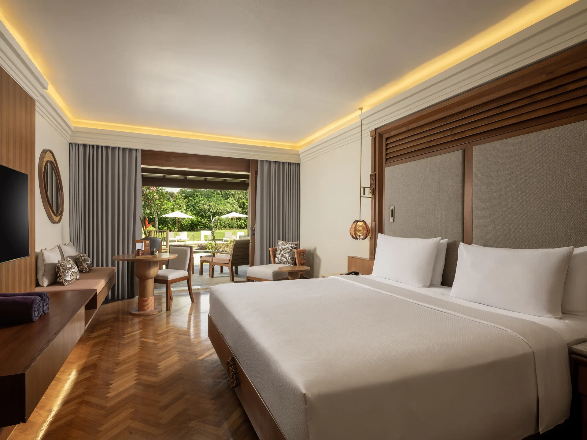 nusa-dua-beach-hotel-and-spa-bali-palace-club-room-with-1-king-size-bed-lagoon-access_347