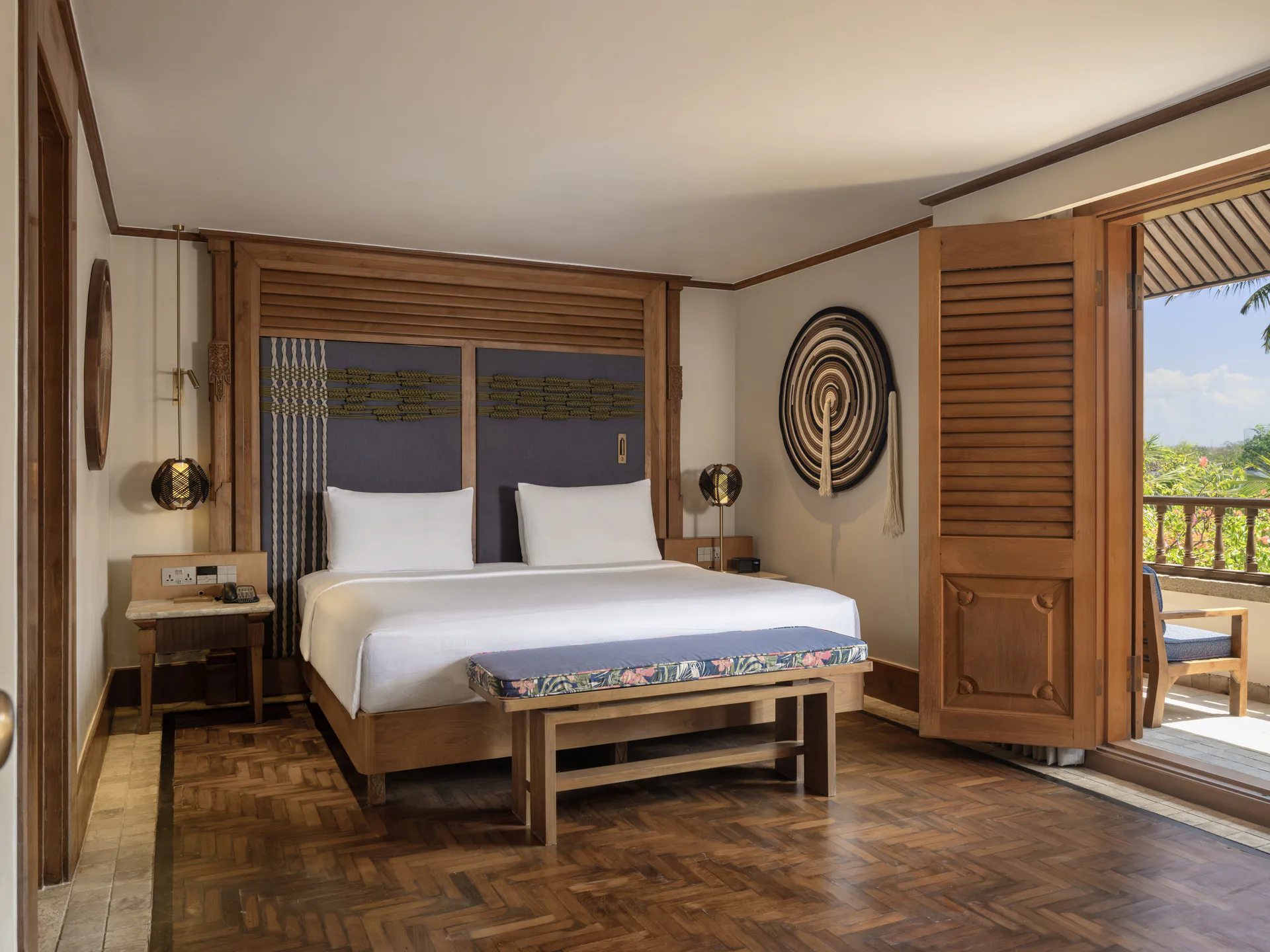 nusa-dua-beach-hotel-and-spa-bali-palace-club-suite-with-1-king-size-bed_347