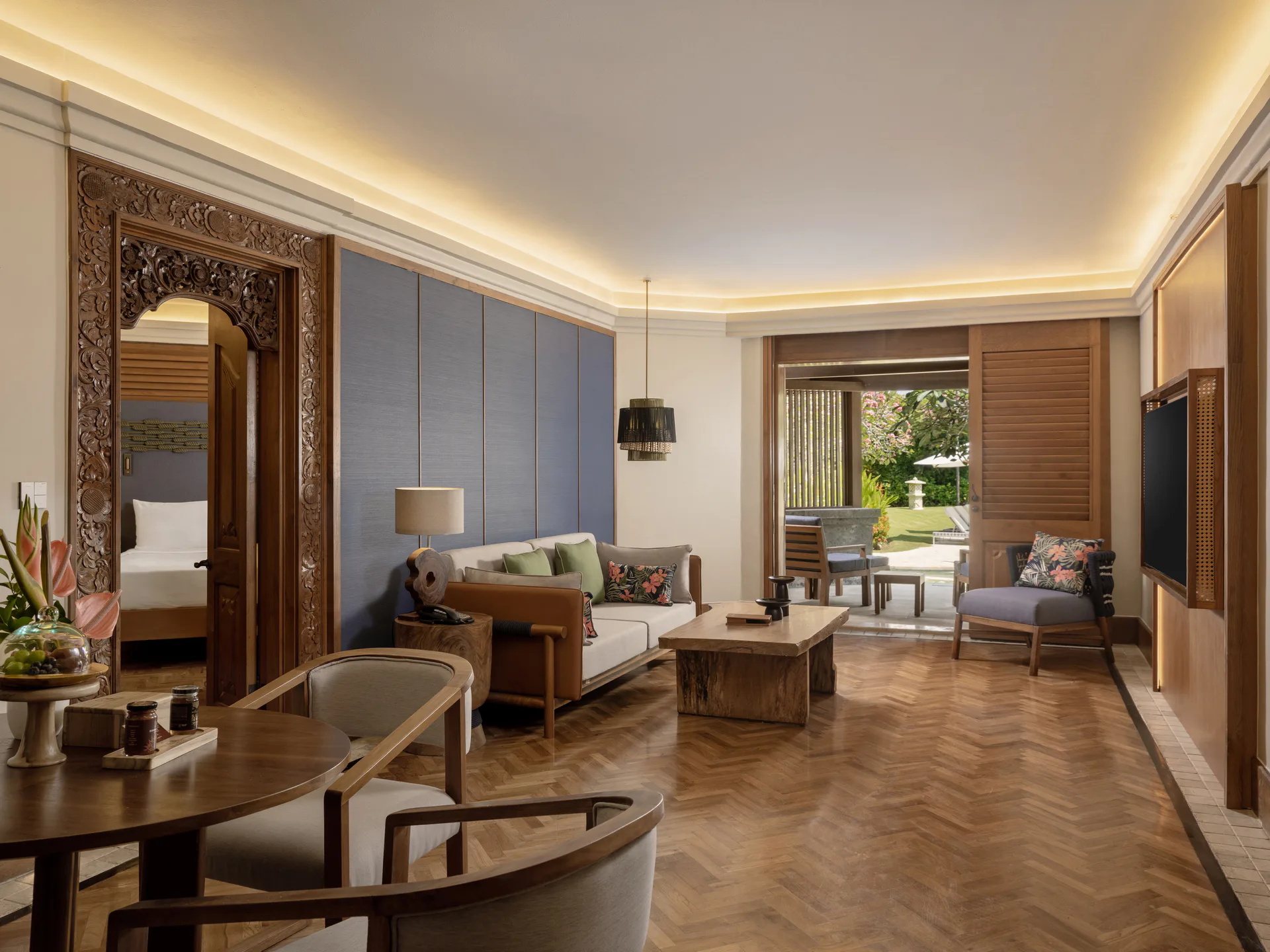 nusa-dua-beach-hotel-and-spa-bali-palace-club-suite-with-1-king-size-bed-lagoon-access_347