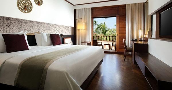 nusa-dua-beach-hotel-and-spa-deluxe-room-01_347