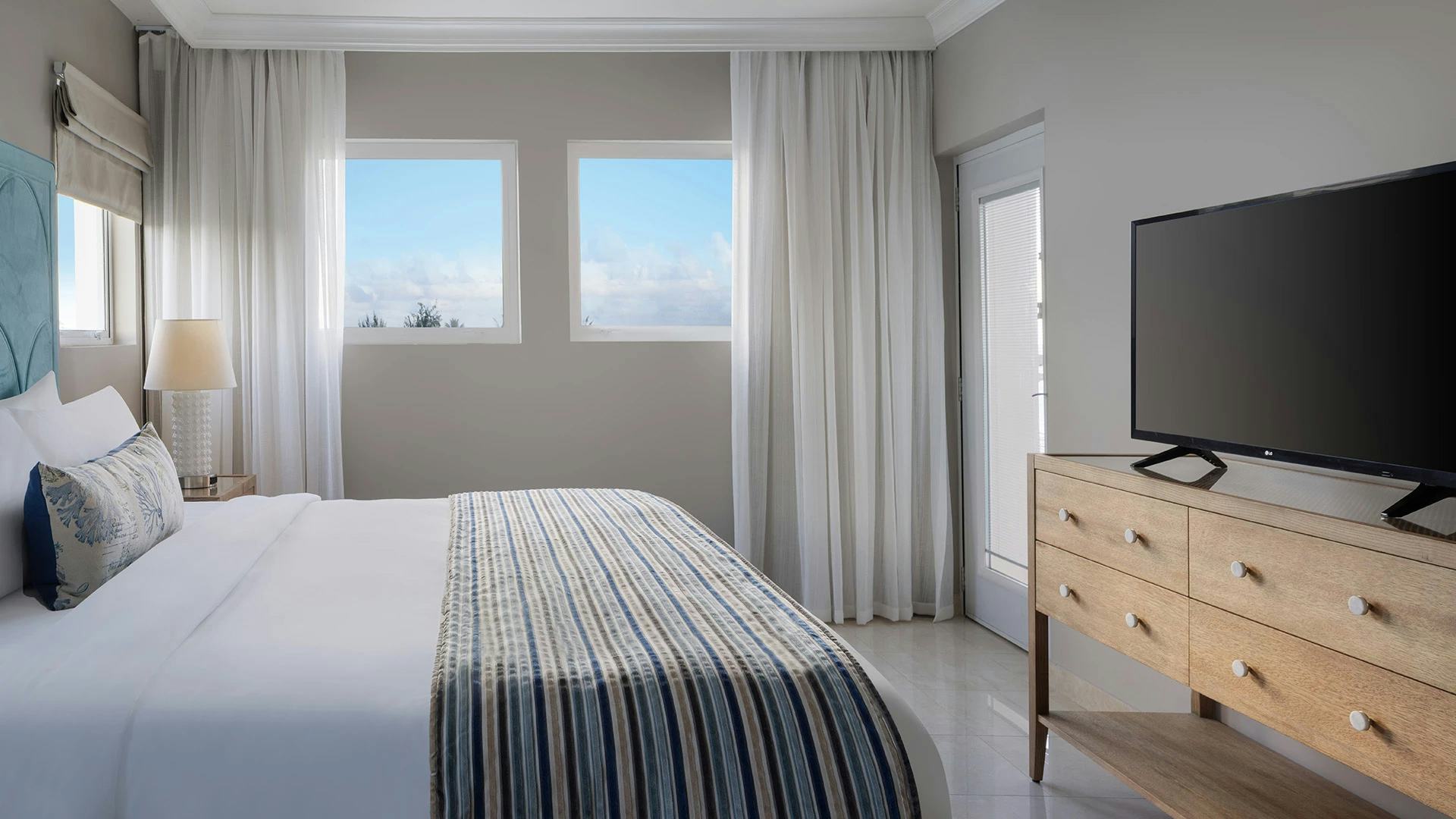 Luxury Concierge One Bedroom Bayview