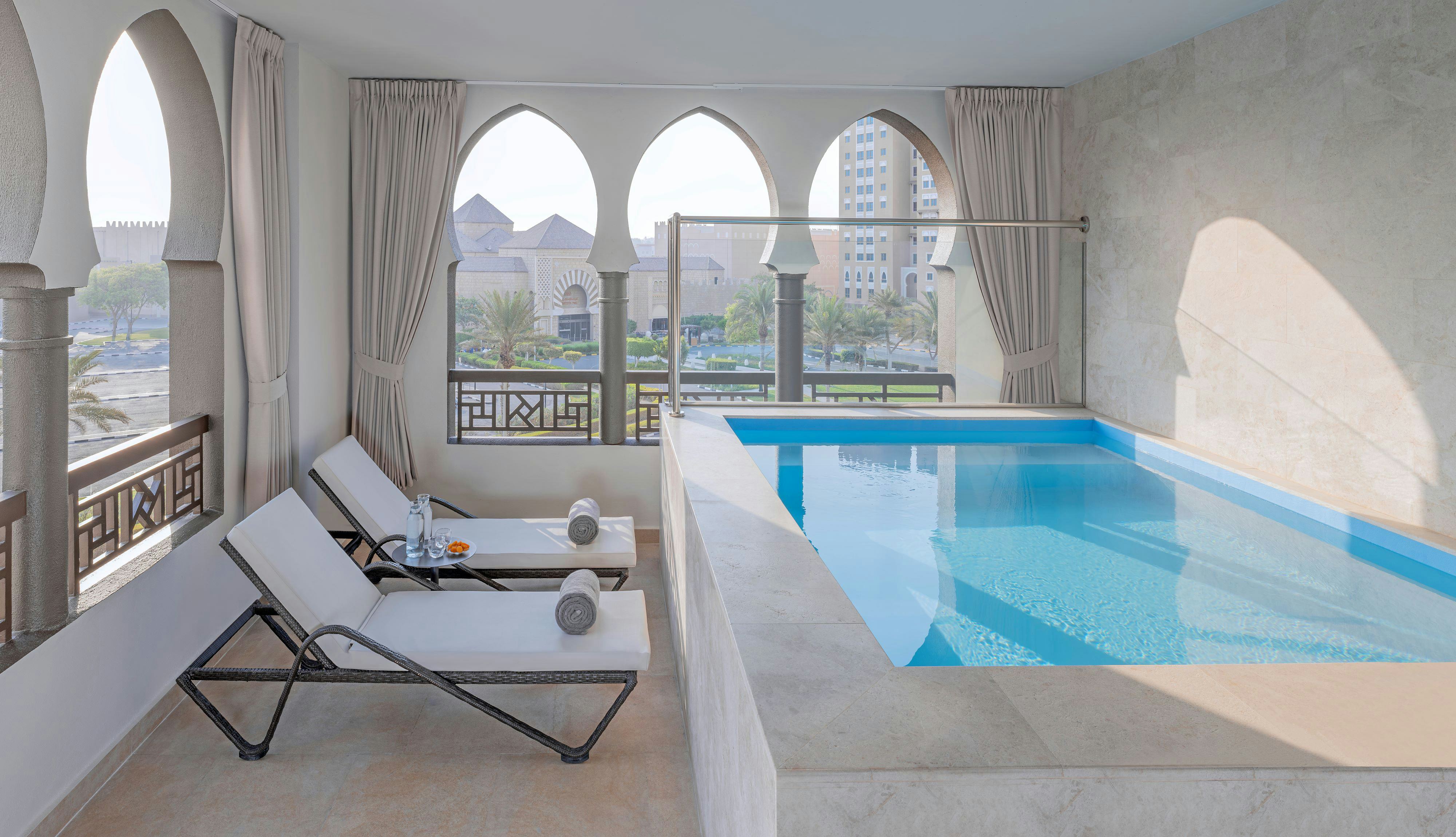 oaks-ibn-battuta-gate-dubai-private-pool-terrace-suite-03_11004