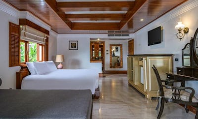 FAMILY 1 BEDROOM HILLSIDE SUITE WITH TERRACE BATHTUB