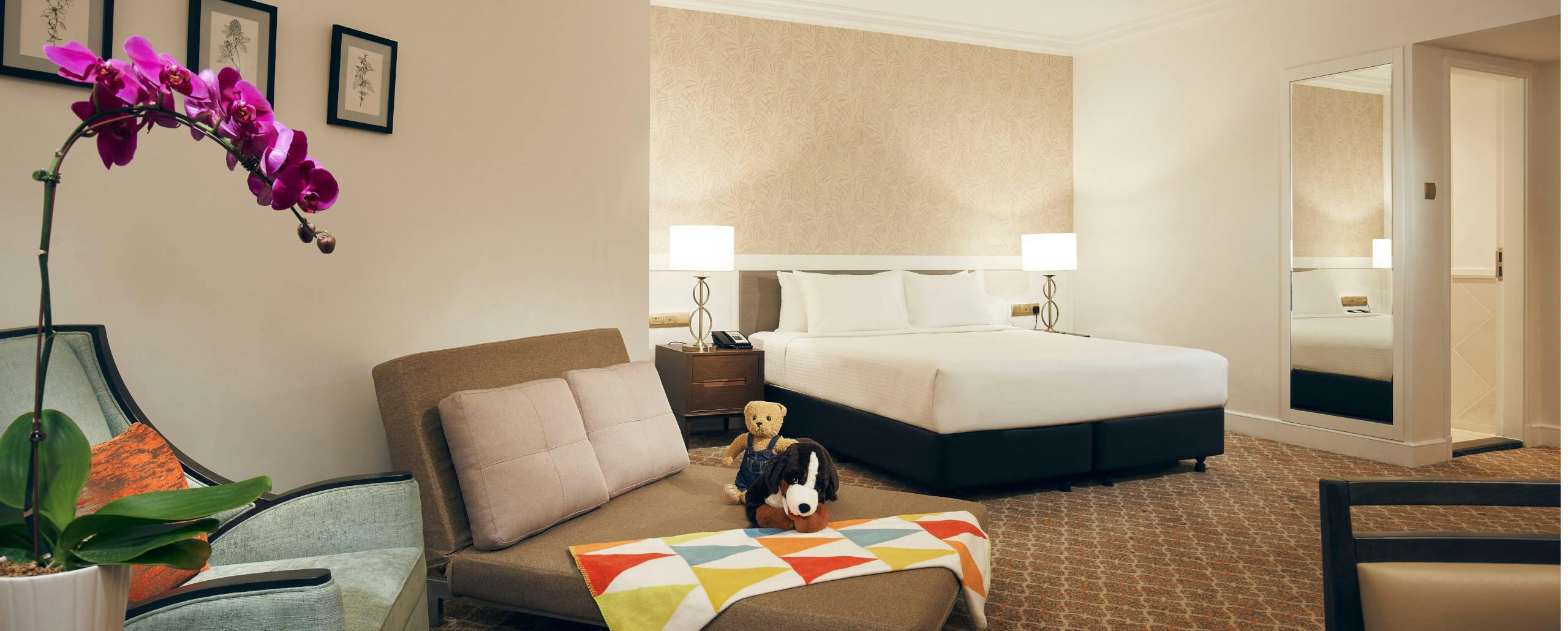 orchard-rendezvous-hotel-singapore-family-room-with-sofa-bed_954