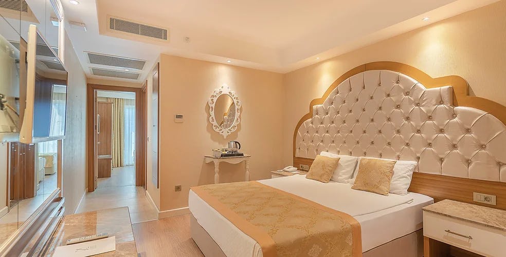 oz-side-premium-hotel-family-room-01_11189